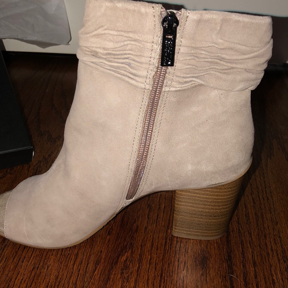 Boots - Picture 4 of 7